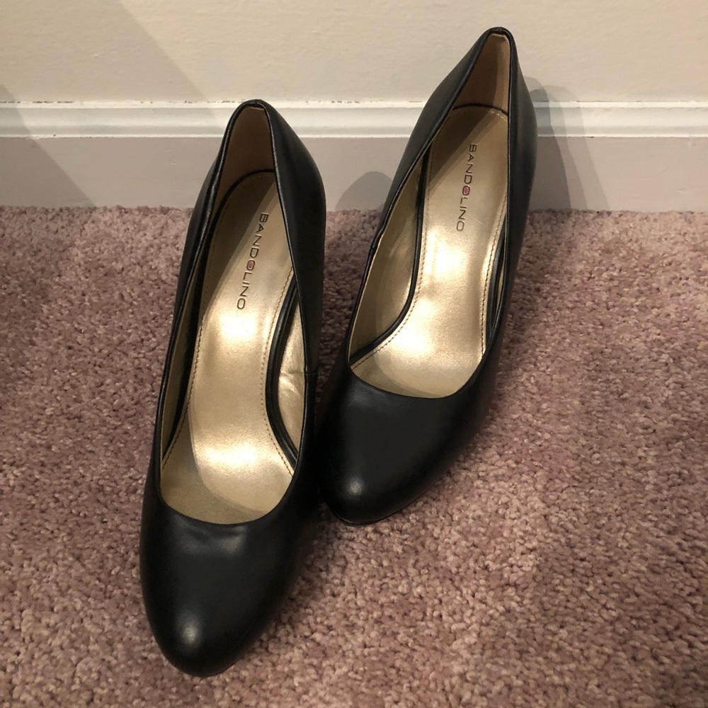 Black pumps